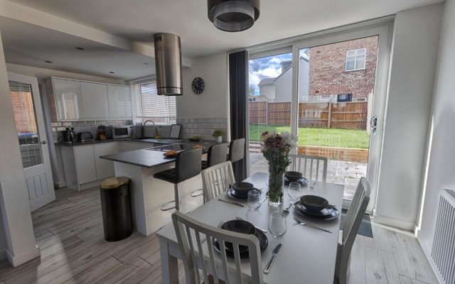Modern 3-Bed House with Parking - Sleeps 7!