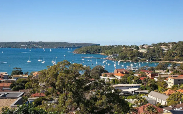 Stunning Architecture with Superb Balmoral Views!