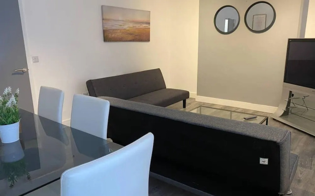 2 Bed Flat - Sleeps 6 - Parking - Wifi