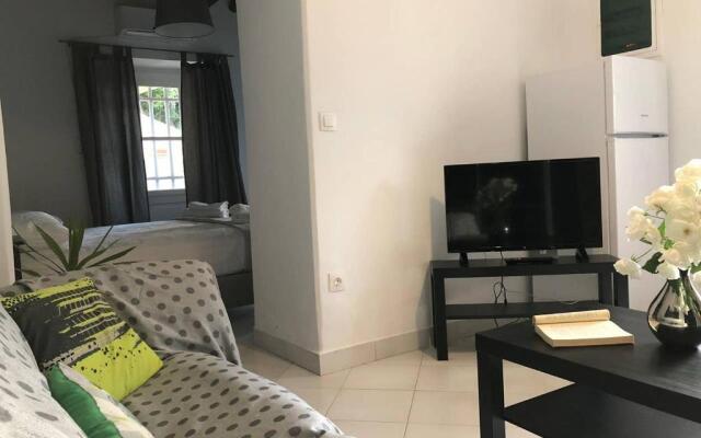 Chill out studio in the leafy Livadia village