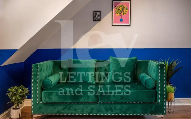 Lush Apartments 4 Bedroom House Claude
