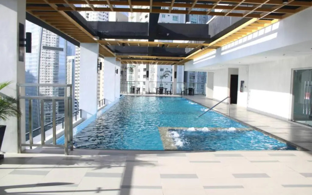 A2J Luxury Balcony BGC Suite Near SM AURA Taguig