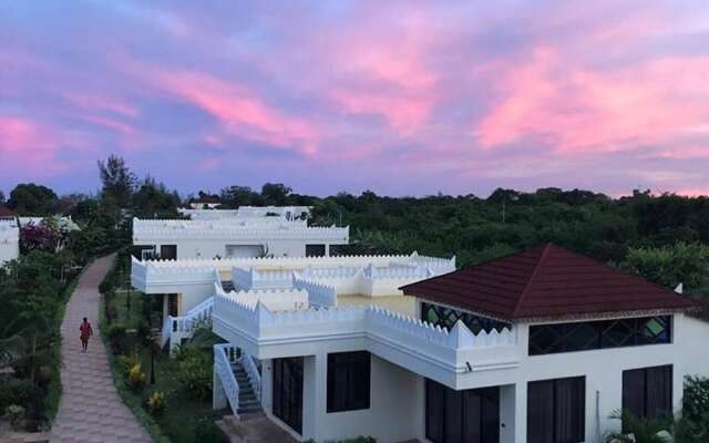 Enjoy This Deluxe Room With a Amazing View of the Ocean and its Pool