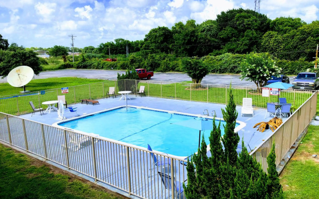 Motel 6 Clute, TX