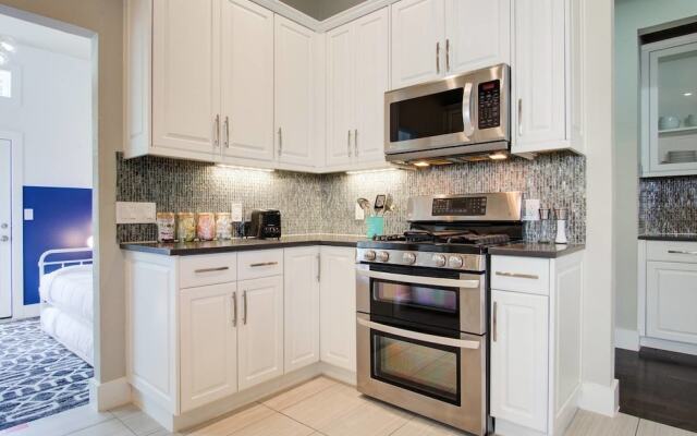 Massive 14 Bed/3.5ba Downtown Home by Domio