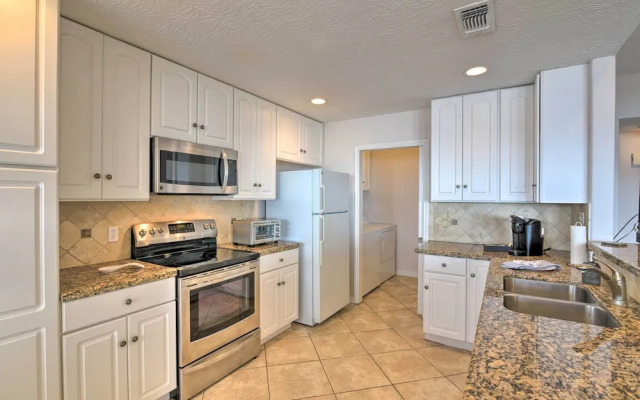 Beachfront Getaway w/ Deck & Views in Galveston