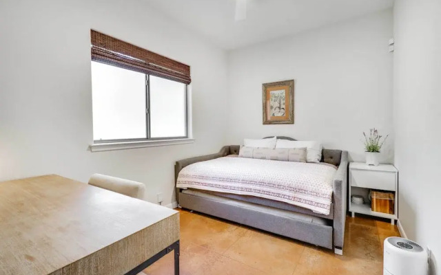 Shaded Getaway w/ BBQ & Fire Pit in Austin!