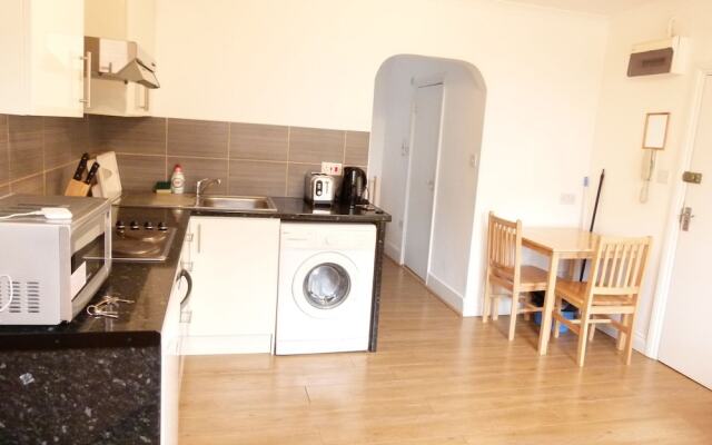 SS Property Hub - Family Apartment in Kensington