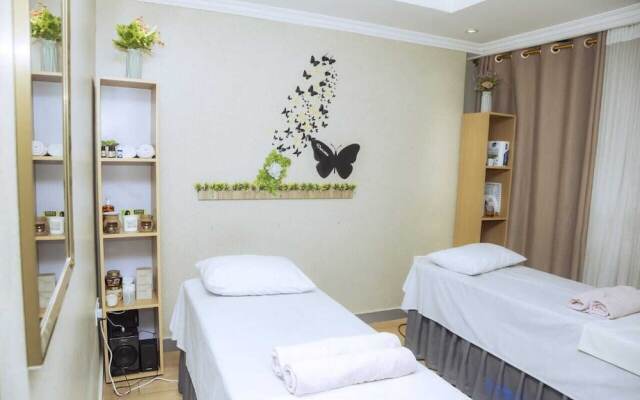 Tropical Plaza Apartments