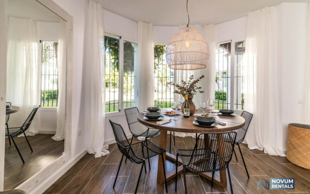 TOP RENOVATED 3-BDRM TOWNHOUSES with POOL, BBQ & ROOFTOP TERRACES