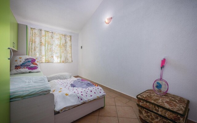 Beautiful Home in Sv.lovrec With Wifi, Outdoor Swimming Pool and 2 Bedrooms - Hotel in Porec - Photo 3