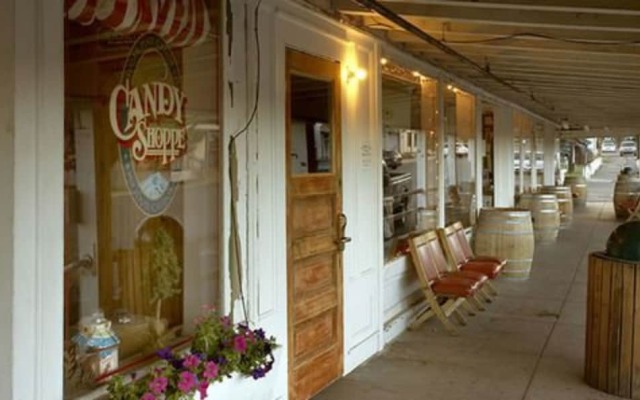 Mccloud Mercantile Hotel