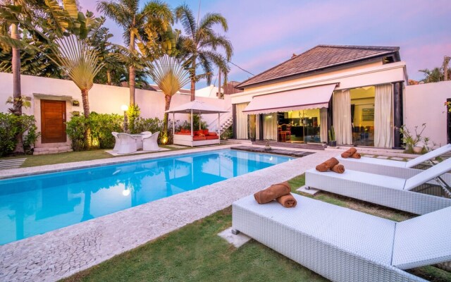 Serene 4br Seminyak Villa with Tropical