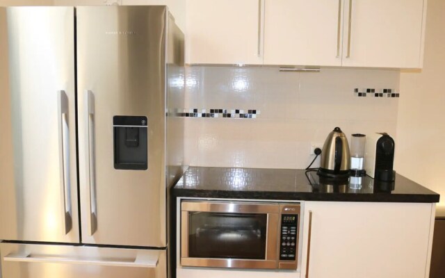 Elegant 2 Bedroom House in Inner City Oasis