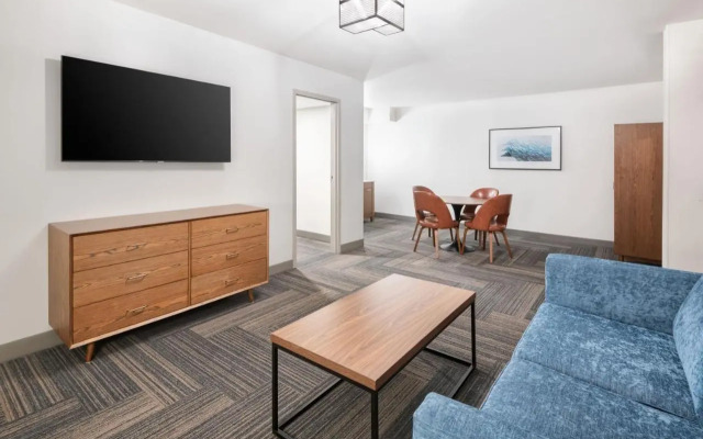 Radisson Hotel & Suites