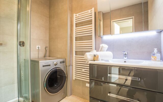 Modern A-C Studio by Weekome