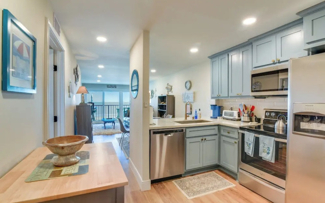 Galveston Beachfront Condo: Balcony & Pool Access!