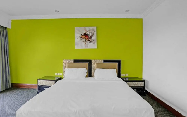 Oyo Townhouse 799 Royal Palms Hotel - Lily Collection