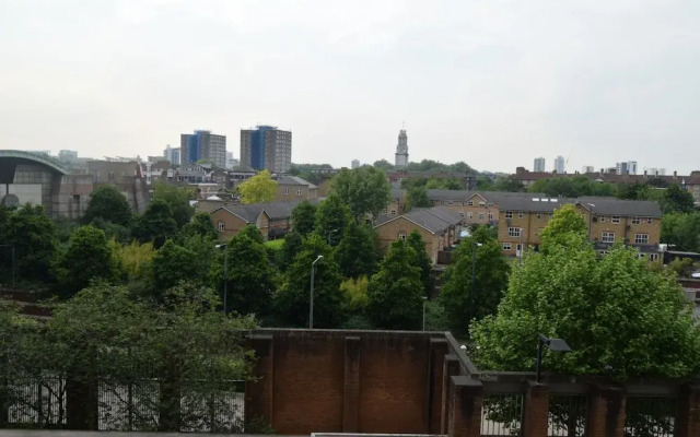 2 Bedroom Flat in Canary Wharf With Balcony