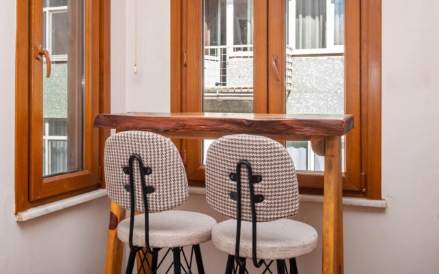 Authentic Central Flat With Bay Window in Besiktas