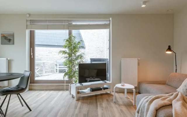 Spacious Top-flour Apartment With Private Parking