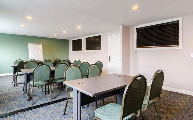 Rodeway Inn & Suites Williamsburg Central