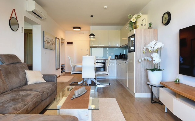 Modern Apartment With Private Balcony and sea View