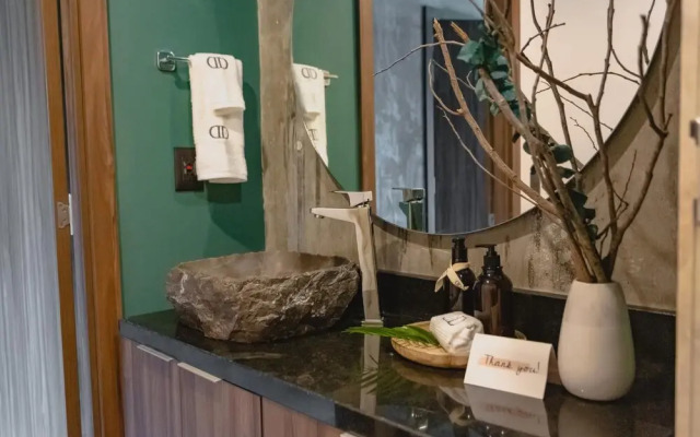Stunning 2 Bed Condo Pools Gym Cenote Access