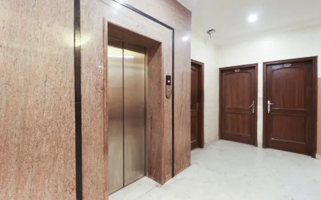 Capital O 5438 Hotel Shiraaz-2
