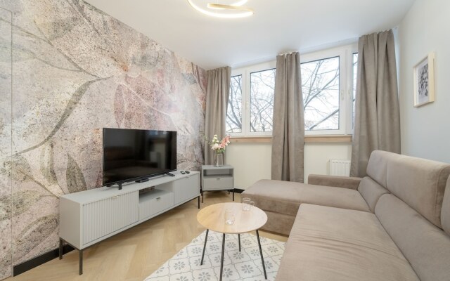 Zielińskiego Apartment by Renters