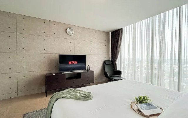 Well Designed 1BR Apartment L'Avenue Pancoran