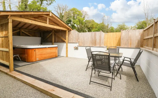 Tyddyn Sianel - Onnen