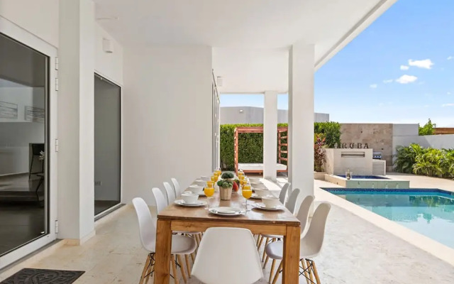 NEW Modern Villa Jacuzzi Pvt Pool Close2beach