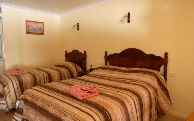 Bottlebrush Motel – Guest Rooms – Capella