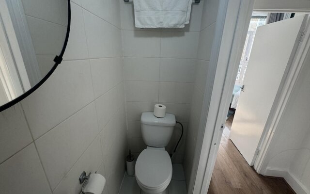 Charming Large Studio Apartment With Balcony