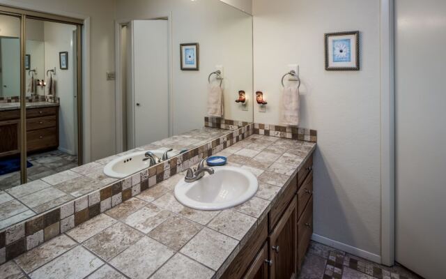 Kizzy's Kove - Two Bedroom Cabin