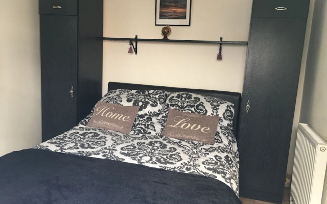 Homely 2- bed Apartment -ground Floor-sleeps 4