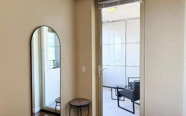 Stylish Retreat W Pool GYM Parking 10min to Cedars