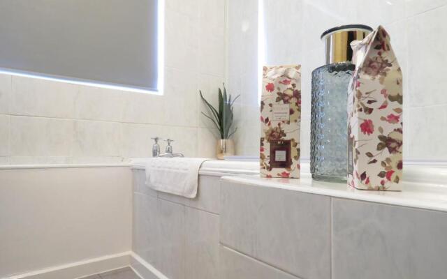 Tudors eSuites 3 Bedroom Apartment 6 Beds & Parking