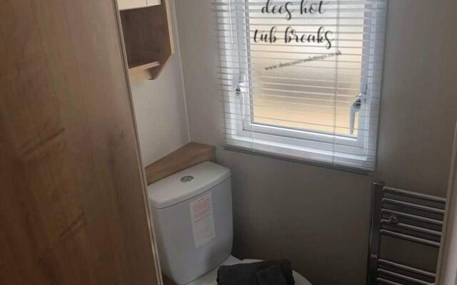 Lakeside Hot tub Holiday Tattershall Lakes