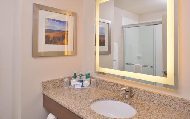 Holiday Inn Express & Suites Dearborn SW - Detroit Area by IHG