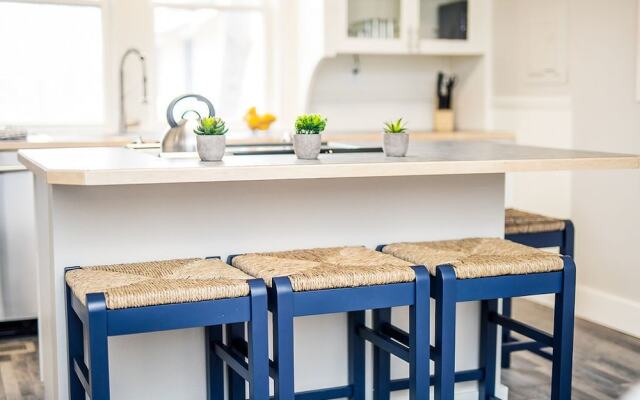 Couples Getaway | Walk to Unc | Free Cruiser Bikes