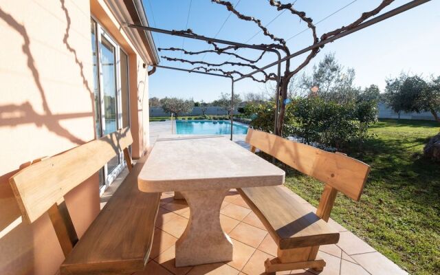 Olive & Lavender villa with pool