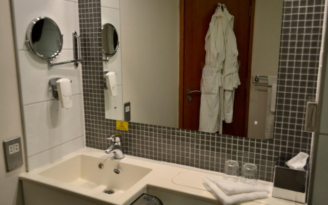 Holiday Inn Manchester-Central Park by IHG