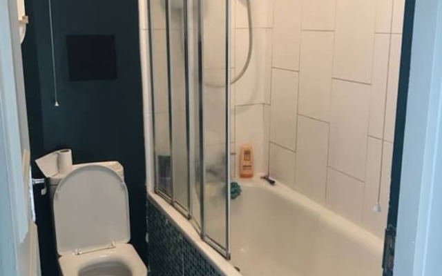 2 Bedroom Apartment Near Stepney Green Sleeps 4