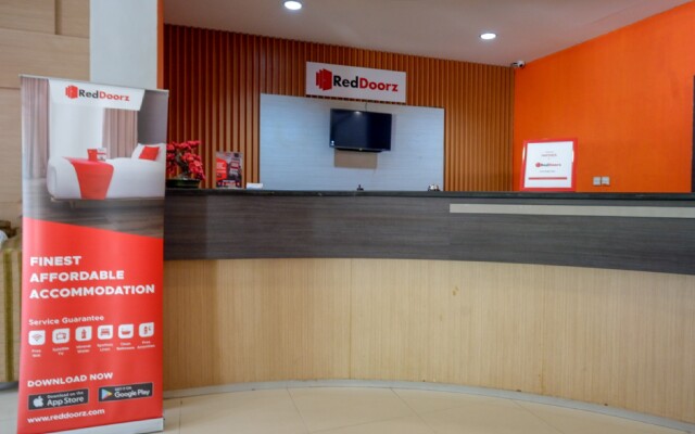 RedDoorz Plus near Hotel Benua Kendari