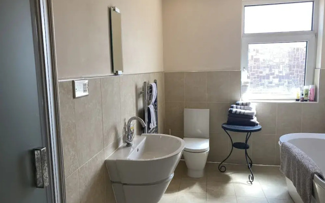 Beautifully Presented 6 bed 5 & a Half Bath House