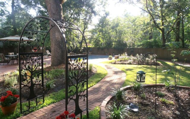 Tudor Oaks Inn
