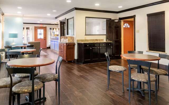 Quality Inn & Suites Dallas - Cityplace