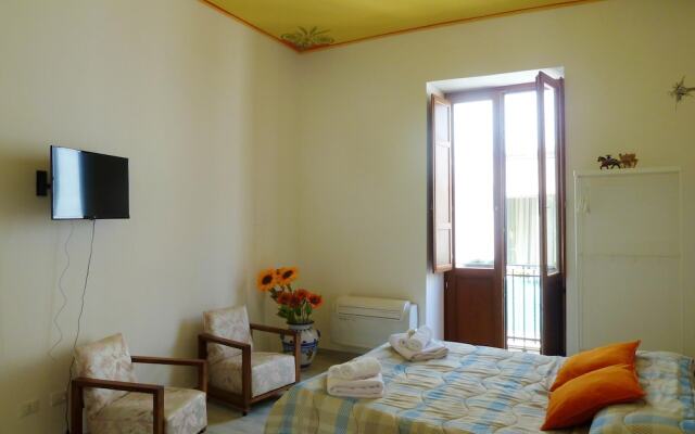 Studio in Siracusa, with Wonderful City View, Furnished Terrace And Wifi - 200 M From the Beach